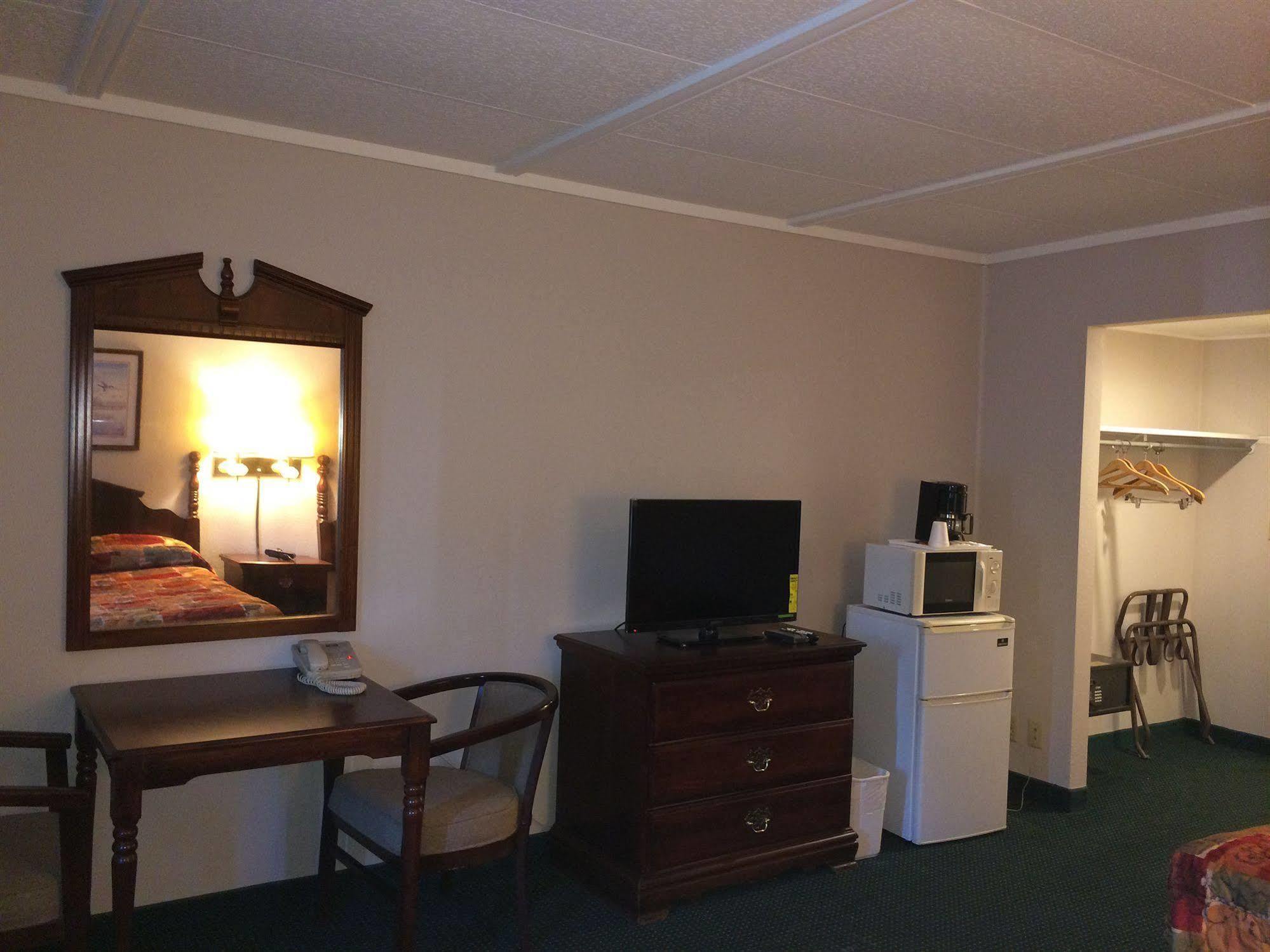 Rapids Inn & Suites Уисконсин Рапидс Екстериор снимка