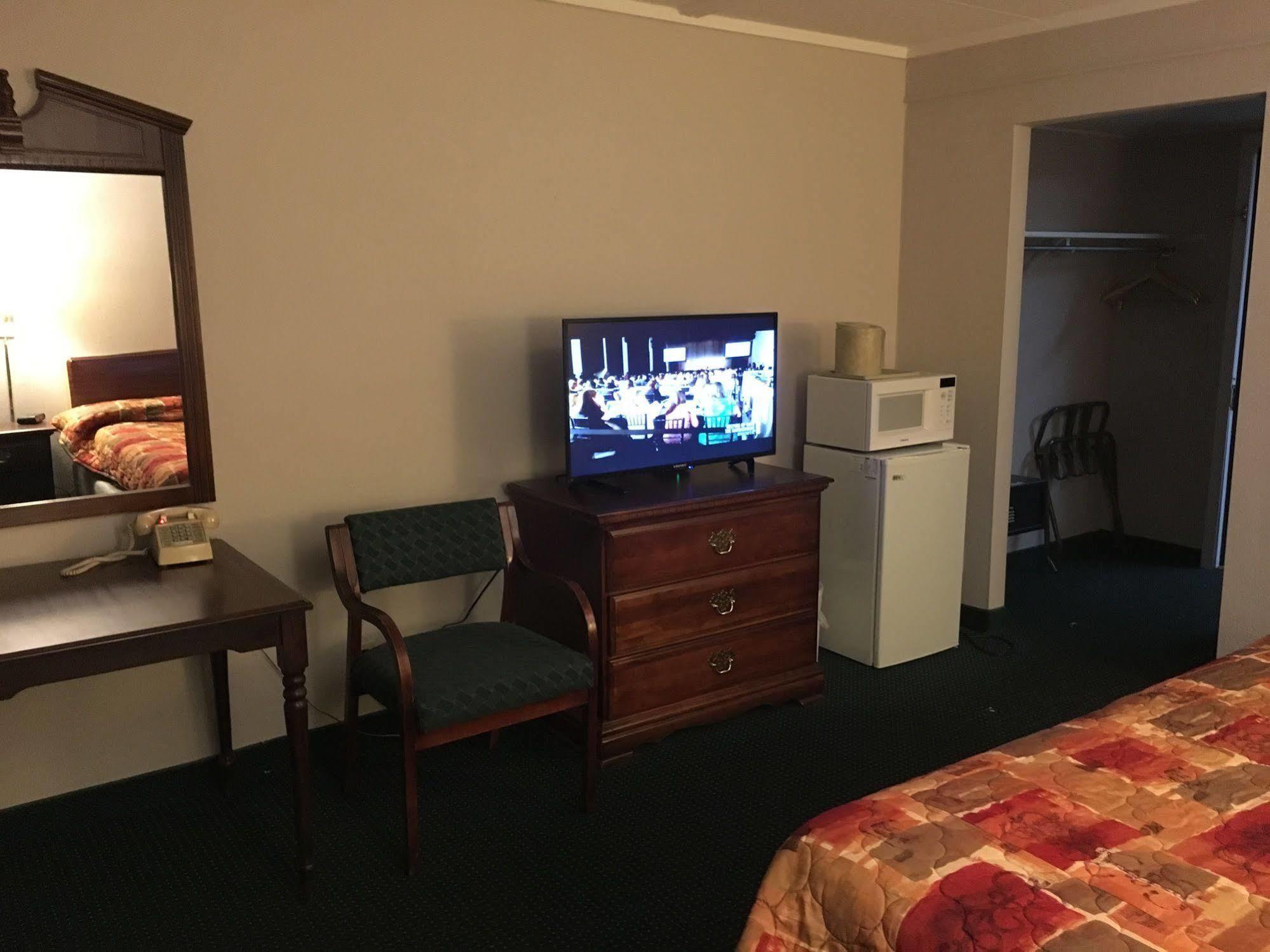 Rapids Inn & Suites Уисконсин Рапидс Екстериор снимка