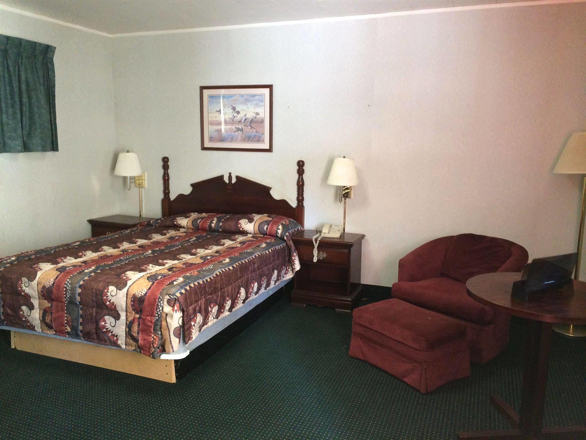 Rapids Inn & Suites Уисконсин Рапидс Екстериор снимка