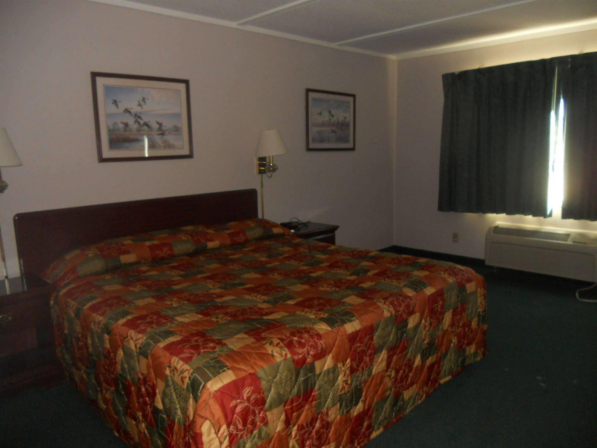 Rapids Inn & Suites Уисконсин Рапидс Екстериор снимка