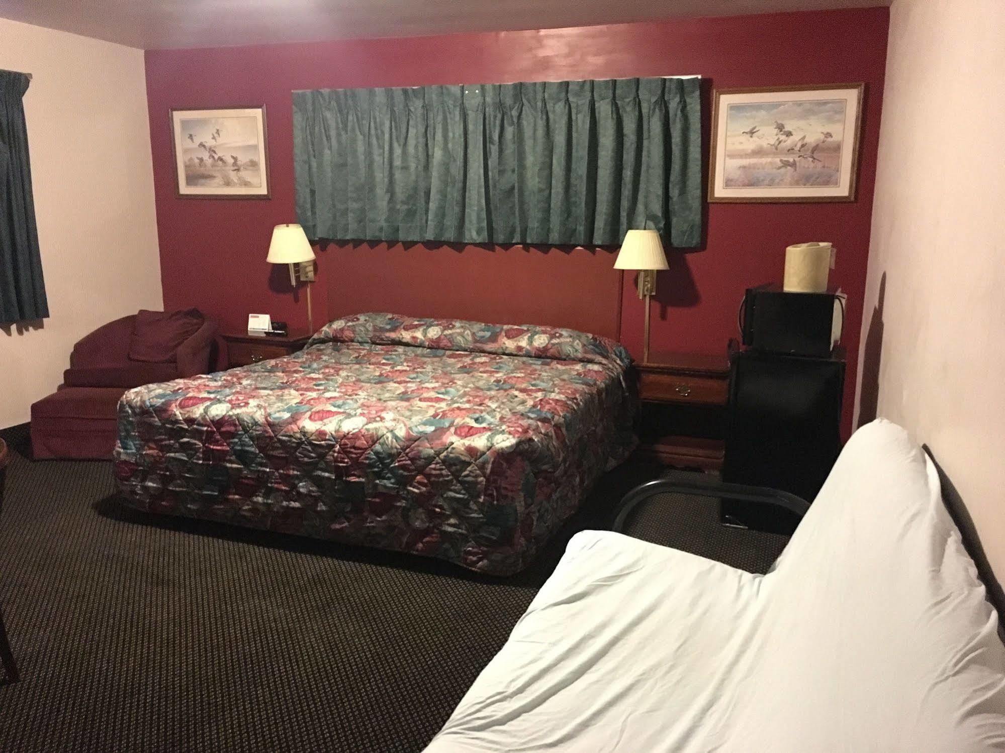 Rapids Inn & Suites Уисконсин Рапидс Екстериор снимка