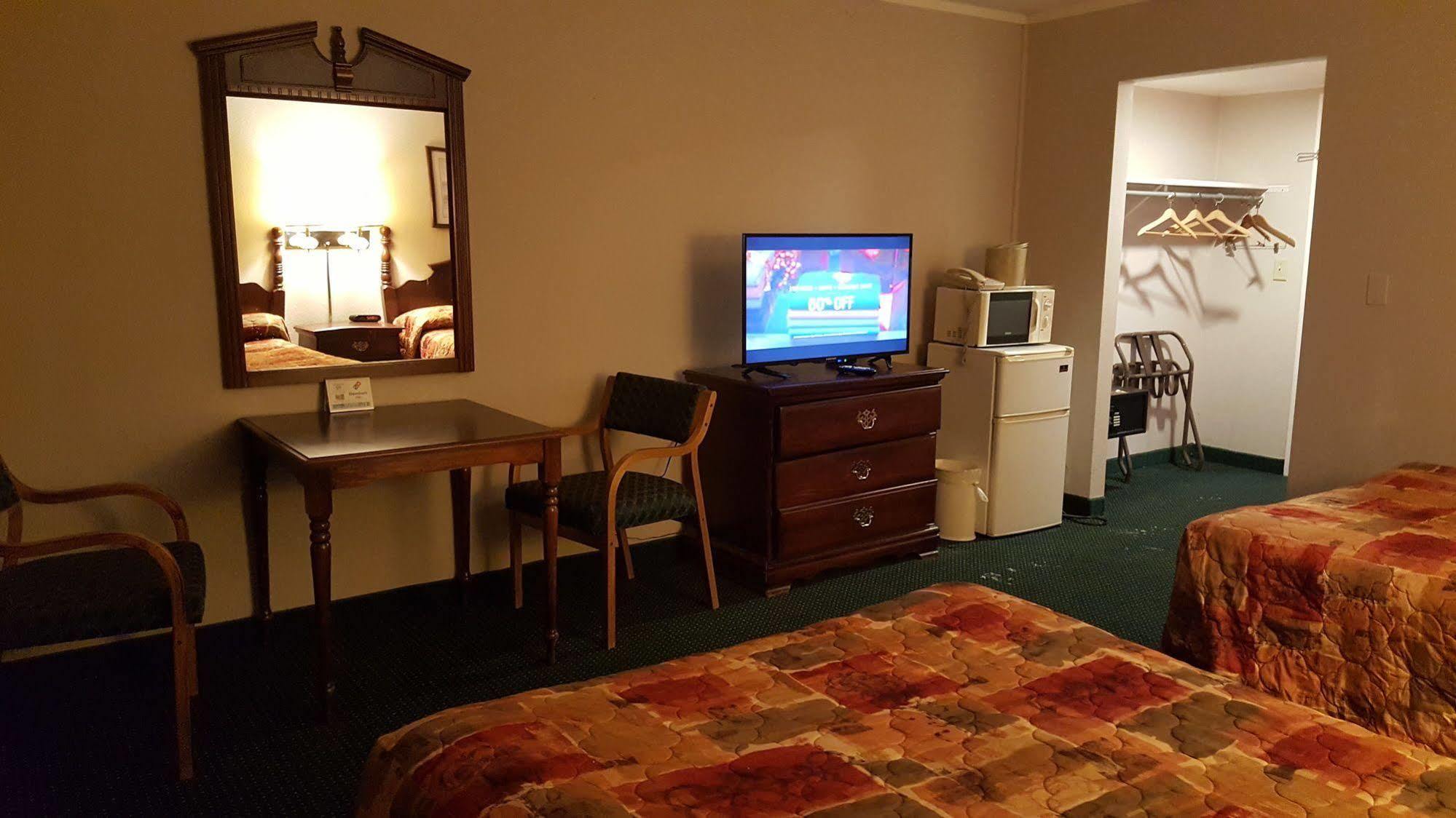 Rapids Inn & Suites Уисконсин Рапидс Екстериор снимка