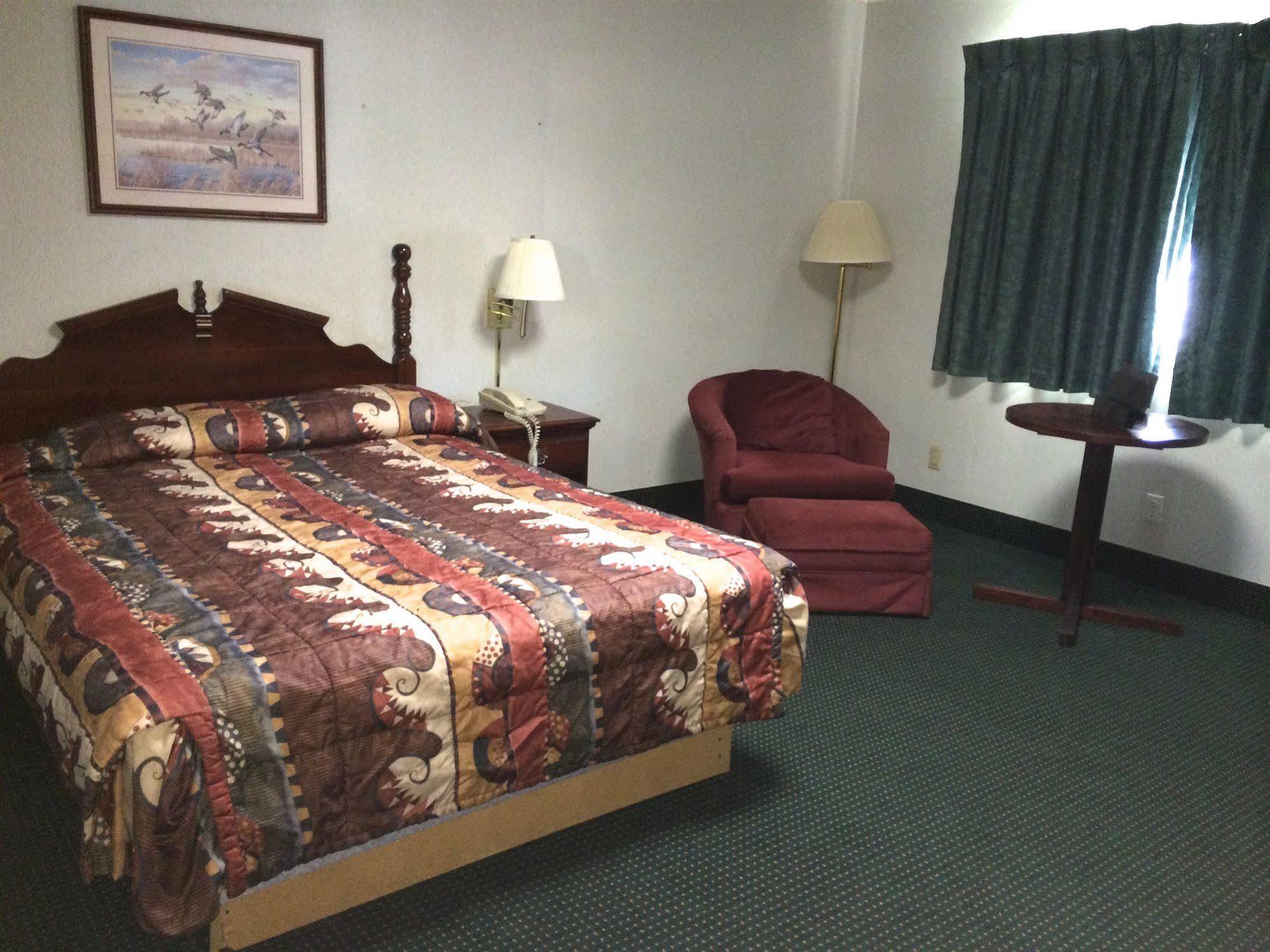 Rapids Inn & Suites Уисконсин Рапидс Екстериор снимка