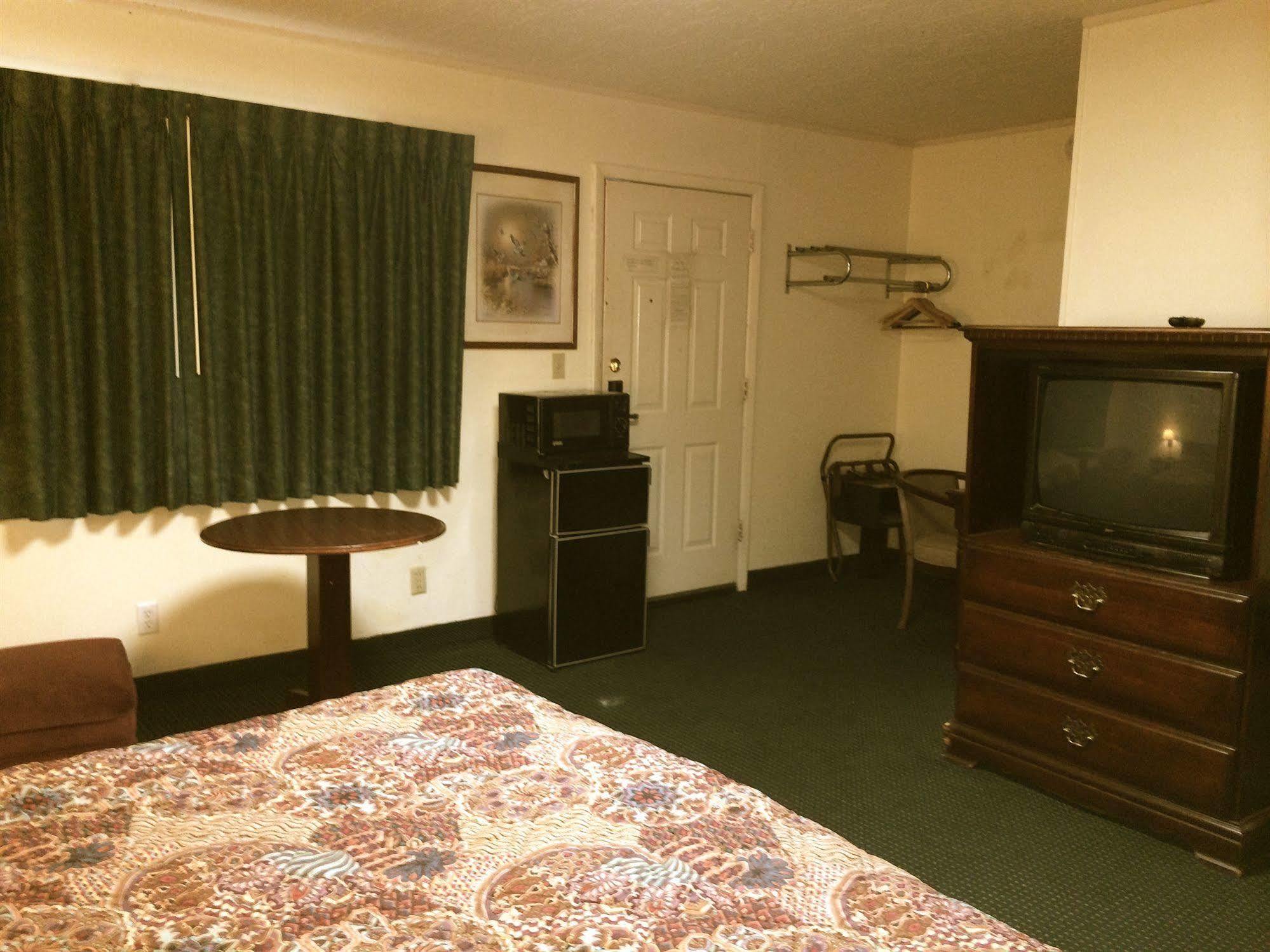 Rapids Inn & Suites Уисконсин Рапидс Екстериор снимка